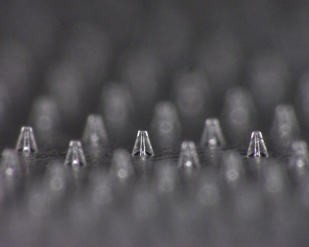 美容液を微細な針にしたマイクロニードル